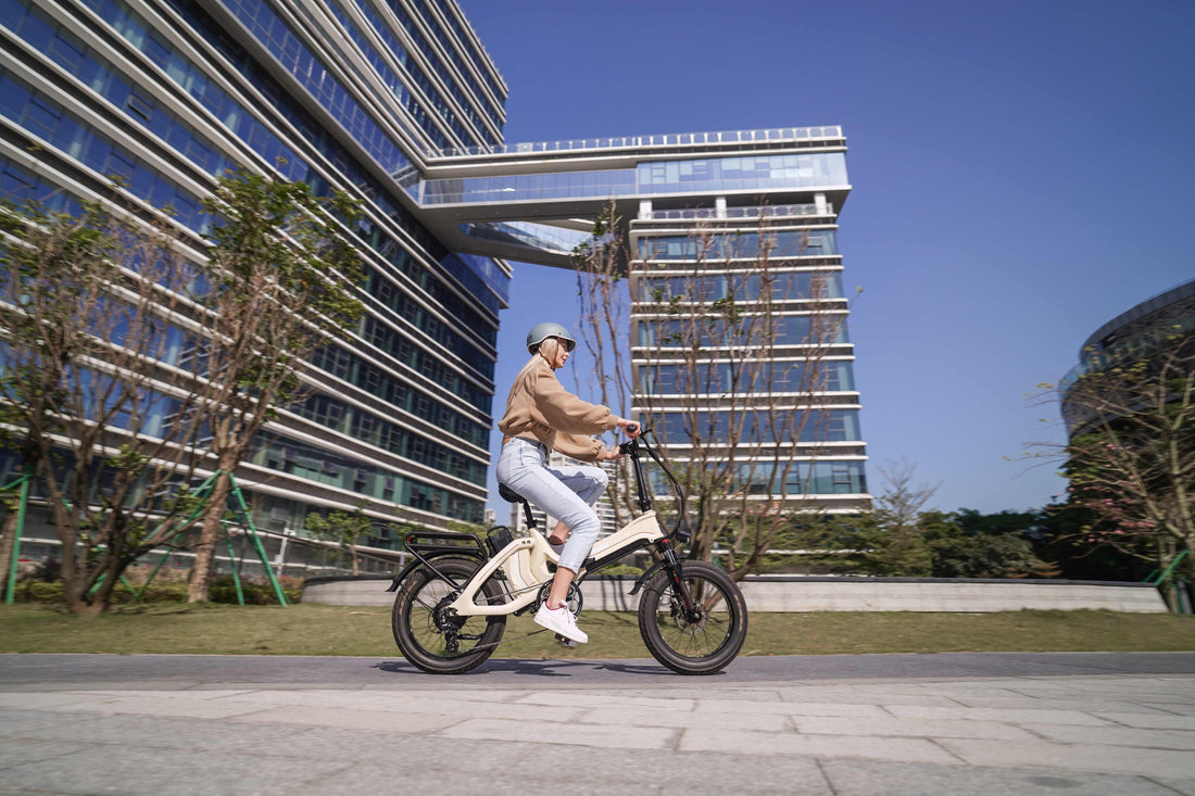 Summer Cycling Safety: Heat, Hydration, and Sun Protection Guide